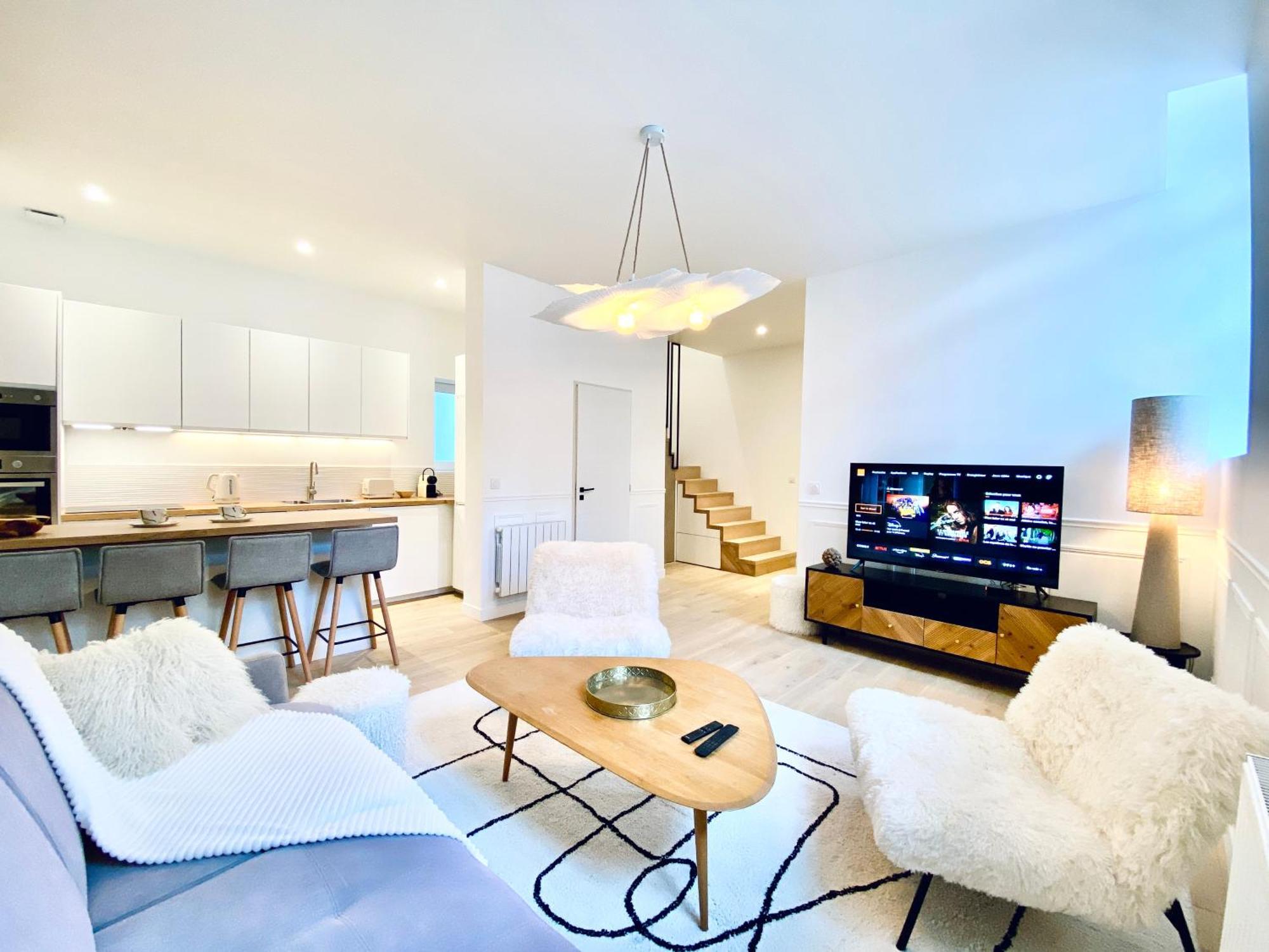 סנס Velvet - Best Keys - Maison Duplex Elegante - Plein Centre Ville - Deco Minimaliste & Cosy - Literie Haut De Gamme - 2 Chambres Separees - Lit Queen Size & 1 Canape Convertible - Smart Tv - Wifi Fibre - Check-In Autonome מראה חיצוני תמונה