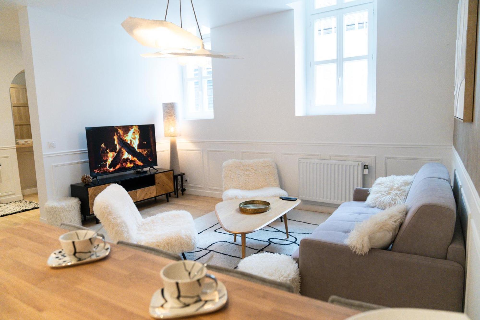 סנס Velvet - Best Keys - Maison Duplex Elegante - Plein Centre Ville - Deco Minimaliste & Cosy - Literie Haut De Gamme - 2 Chambres Separees - Lit Queen Size & 1 Canape Convertible - Smart Tv - Wifi Fibre - Check-In Autonome מראה חיצוני תמונה